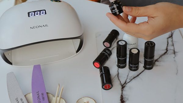 smalto_semipermanente_a_casa_NEONAIL_